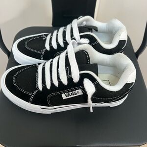 Unisex Black and White Chukka Push NWOB
